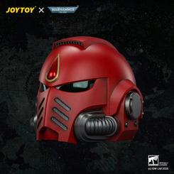 El rojo de los Blood Angels impone presencia incluso antes de apreciar cada detalle del frontal. Esta réplica casco Blood Angels MkX reproduce a escala 1/1 uno de los diseños más reconocibles de Warhammer