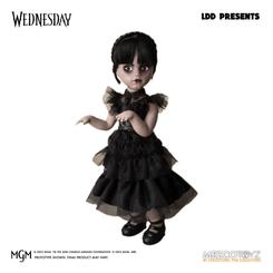Descubre la inquietante y encantadora personalidad de Wednesday con el Muñeco Dancing Wednesday de la línea 'LDD Presents'. Con su característica ropa de tela y una altura de 25 cm, este muñeco captura a la perfección la esencia única de este icónico pers