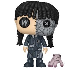 La oscuridad de Nunca Más parece cosida a mano en la figura POP Miércoles Wednesday Addams with Thing. Esta versión Patchwork transforma a Miércoles en una presencia inquietante y muy reconocible, acompañada por Cosa