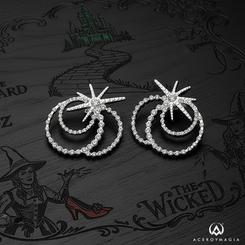 Un destello digno de Oz ilumina tu look con los Pendientes de Burbujas Glinda – Wicked – Universal: un diseño en espirales brillantes que evoca la magia de la hechicera buena, trabajados en metal chapado en plata