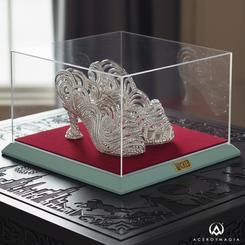 Brillan como un hechizo en pleno escenario: esta réplica auténtica de las Zapatillas de Plata de Nessarose, vista en la película Wicked, está chapada en plata y engastada a mano con más de 2.000 cristales