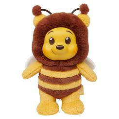 Un peluche Winnie the Pooh abeja cambia una estantería sin hacer ruido, pero se queda en la mirada desde el primer momento. Su traje de rayas, las antenas mullidas y las pequeñas alas convierten esta figura de peluche coleccionable 