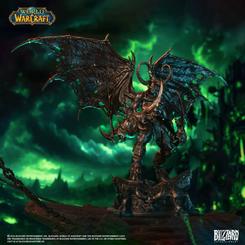 Las alas abiertas dominan la escena antes de mirar el rostro. Esta estatua Illidan Stormrage World of Warcraft 34 cm convierte al Señor de Terrallende en una presencia oscura, vertical y rotunda, pensada para destacar en cualquier vitrina de colección.