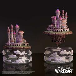 La caja decorativa World of Warcraft Ciudad de Dalaran parece flotar incluso antes de levantar la tapa. Sus torres violetas, las cúpulas brillantes y la base envuelta en nubes convierten esta réplica coleccionable en una pequeña escena de Azeroth