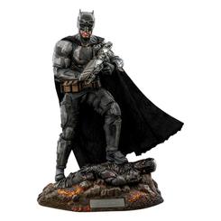 Batman diseñó el Batitraje Táctico después de formar la Liga de la Justicia para combatir al ejército invasor de Parademon. Es una versión mejorada y más resistente de su icónico