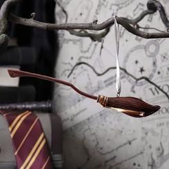 Adorno de Navidad Nimbus 2000, inmortalizada en resina y lista para colgar en tu casa. Obsequiado a Harry por la profesora McGonagall, después de unirse al equipo de quidditch 