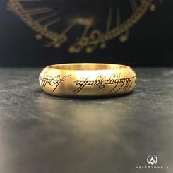 Réplica del Anillo Único aparecido en la trilogía de El Señor de los Anillos el anillo esta realizado en acero inoxidable de color dorado e incluye un espectacular expositor con runas, grabados y el logo de la película. 