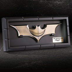 Uno de los objetos más deseados por los aficionados al hombre murciélago es este expositor de pared realizado en madera con el Batarang de Batman basada en la saga de The Dark Knight.