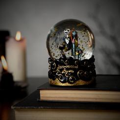 Bola de nieve de Pesadilla Antes de Navidad con figuras detalladas de Jack Skellington y Sally en su interior. Base decorativa con detalles dorados y la inscripción "Star-crossed Lovers".