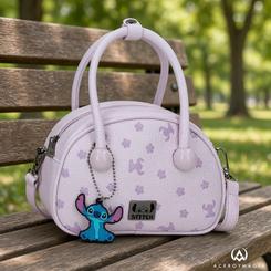 Bolso Bloom Stitch Disney de 19x13x8 cm fabricado en PU con diseño en tonos lilas y colgante de Stitch. Compacto y con correa ajustable para llevar como bandolera.