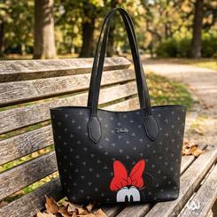 El bolso tote Bowlogue Minnie destaca por ese contraste inmediato entre fondo claro, lazo rojo y silueta reconocible. La keyword bolso tote Bowlogue Minnie encaja aquí con una pieza pensada para uso diario, pero con suficiente carácter visual