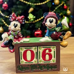 ¡Cuenta los días hasta la Navidad con estilo con el calendario de adviento de Mickey y Minnie de Disney by Jim Shore! Este calendario de cuenta regresiva nostálgico cuenta con dos bloques de números 