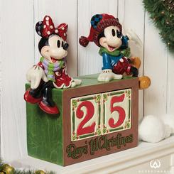 ¡Cuenta los días hasta la Navidad con estilo con el calendario de adviento de Mickey y Minnie de Disney by Jim Shore! Este calendario de cuenta regresiva nostálgico cuenta con dos bloques de números 