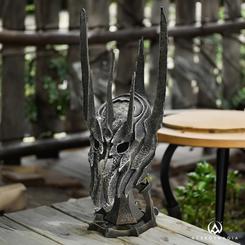 Casco oficial de Sauron. Una réplica a escala 1/2 del yelmo de guerra de acero ennegrecido del Señor Oscuro Sauron™, como se ve en la película El Señor de los Anillos: La Comunidad del Anillo™.