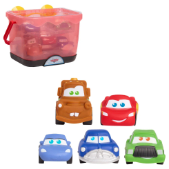 Cesta de baño con cinco coches de Cars Disney Pixar, incluyendo Rayo McQueen y Mate, y un contenedor con ventosas para fijar en la pared y organizar los juguetes durante el baño.