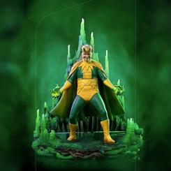 Figura Classic Loki Variant Deluxe de la serie Loki a escala 1/10 con pedestal que recrea los palacios de Asgard. Presenta a Loki con traje verde y amarillo, capa y casco dorado, canalizando energía mística en sus manos.
