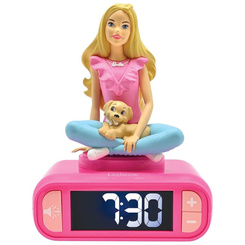 Despertador digital Barbie con figura y perro, pantalla LCD retroiluminada y función luz nocturna. Mide 13,5x9x18,2 cm e incluye alarma con repetición y control táctil para detenerla.