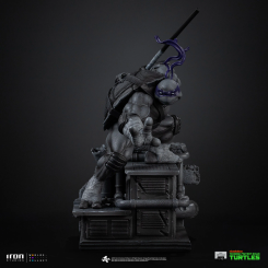 Figura de Donatello de Teenage Mutant Ninja Turtles en variante blanco y negro a escala 1/10. Fabricada en polystone con detalles pintados a mano y base diorama para completar escenas de la colección Battle Diorama Series.