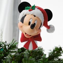 Celebra la magia de la Navidad con la encantadora figura decorativa Tope Árbol de Navidad Mickey Mouse. Esta pieza cautivadora es el complemento perfecto para darle un toque festivo y lleno de alegría a tu árbol navideño.