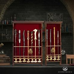 Añade un toque mágico a tu colección con este impresionante expositor de madera, diseñado específicamente para exhibir hasta cuatro varitas de la icónica saga de Harry Potter.