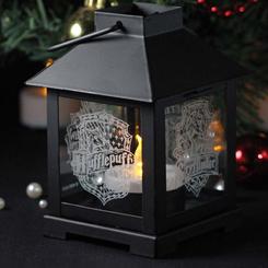 Farolillo de las 4 casas de Hogwarts. Este precioso farolillo está realizado en metal y vidrio. Tiene unas dimensiones aproximadas de 11 x 8 x 8 cm.
¡Equípate con el farolillo de las casas de Hogwarts! 