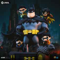 Figura Batman Family de DC Comics en estilo Animated Icons, realizada en Polystone con detalles pintados a mano y acompañada por Robin, Nightwing y Batgirl sobre base con edificio de Gotham.