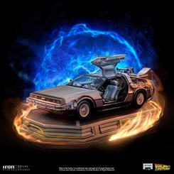 Figura Delorean de Back to the Future a escala 1/10 con detalles fieles del coche máquina del tiempo. Incluye base de exposición y reproduce con precisión el diseño original de la saga.