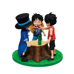 Figura Ichibansho Ace &amp; Sabo &amp; Luffy de One Piece de 10 cm que muestra a los tres hermanos jurados reunidos alrededor de un tronco. Incluye base con césped y destaca por su diseño compacto y detallado.