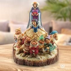 Déjate cautivar por la magia atemporal de Disney con la impresionante figura "Donde Empezó Todo" de Blancanieves y los 7 Enanitos. Esta obra maestra, diseñada por el talentoso artista Jim Shore