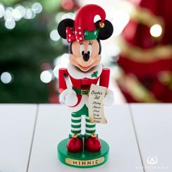 ¡Este Disney Minnie Mouse The Elf Nutcracker es una adición divertida y festiva a cualquier decoración navideña o colección de cascanueces! Minnie Mouse se presenta aquí con un traje rojo, blanco y verde