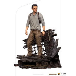 Figura Nathan Drake Deluxe de Uncharted Movie a escala 1/10 con pedestal de restos de madera que recrea la ambientación de la película. Incluye detalles como su ropa característica y collar con anillo ancestral.