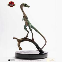 Estatua de Compsognathus de Jurassic Park 2: el mundo perdido en bronce artístico con pátina, mide 28 cm y se presenta sobre base de mármol con placa numerada y firmada, edición limitada de 150 piezas.