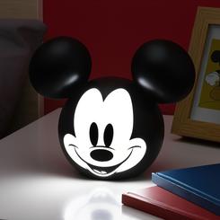 Esta preciosa lámpara de Mickey Mouse es el gran regalo perfecto para cualquier fan de Walt Disney. Ilumina tu rincón preferido con Mickey con unas medidas aproximadas de 14,5 x 17,8x 11,05 cm., 