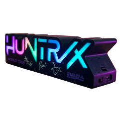 Lámpara multicolor KPop Demon Hunters recargable con USB-C y control remoto para cambiar colores. Diseño compacto con el logo iluminado, ideal para fans de la serie y decoración temática.