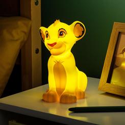 Imagina iluminar tu espacio con la majestuosidad de Simba, el valiente león de "El Rey León", con esta increíble lámpara 3D. Con una altura de 17,5 cm, esta pieza no solo iluminará tu habitació