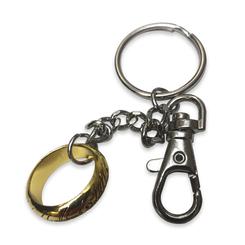Una pieza icónica lista para acompañarte cada día. El One Ring Keychain mantiene a salvo el Anillo Único en un llavero elegante y robusto que combina brillo dorado y la célebre inscripción élfica con un mosquetón metálico de cierre firme.
