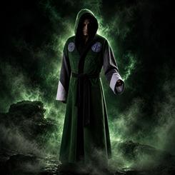 Bata Marvel Doctor Doom en talla única con capucha amplia y tejido polar suave en verde esmeralda. Incluye cinturón, mangas anchas y parches bordados que evocan la armadura del personaje.