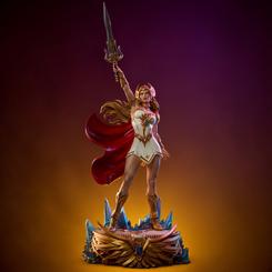 Estatua 1/5 de She-Ra de Masters of the Universe Legends con 66 cm de altura y base decorativa. Incluye brazos y tiaras intercambiables, fabricada en poliresina con detalles modernos en el vestuario clásico.
