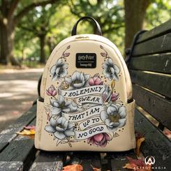 La Mochila Harry Potter Tattoo Art Loungefly 26cm lleva al frente una composición floral de aire tatuaje alrededor de la frase «I solemnly swear that I am up to no good».