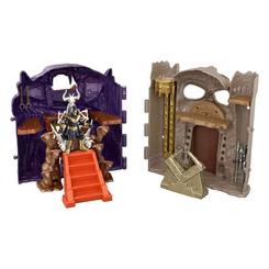 Conjunto de juego Castillo de Grayskull de Masters of the Universe con dos fortalezas plegables y una figura exclusiva de Skeletor. Mide 68,58 cm de ancho e incluye funciones como puente levadizo y calabozo con cadenas.