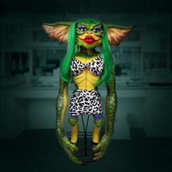 Revive la magia de Gremlins 2: The New Batch con esta espectacular réplica a escala real de Greta. Con una altura aproximada de 75 cm, esta obra maestra está elaborada en caucho y látex