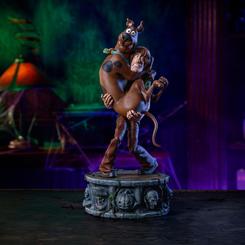 Estatua de Scooby-Doo y Shaggy de Scooby-Doo! en polystone con 41 cm de altura. La base incluye relieves de villanos clásicos, reflejando el estilo clásico de la serie y su icónica escena de miedo.