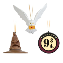 Set de 3 adornos de Navidad de Harry Potter en resina y pintados a mano, con un tamaño aproximado de 7 cm y cinta de raso para colgarlos. Incluye el Sombrero Seleccionador, la lechuza Hedwig y el símbolo del andén 9 ¾.