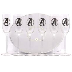 Precioso set de copas de Avengers. Haz un brindis mágico con esta caja de 6 refinadas copas con el motivo de la icónica A de los Avengers. Las copas están realizadas en vidrio transparente