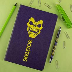 Descubre nuestro juego de cuadernos de lujo con tu héroe favorito de la saga Masters of the Universe: Skeletor. Un cuaderno de tapa dura de 160 páginas en el que podrás 