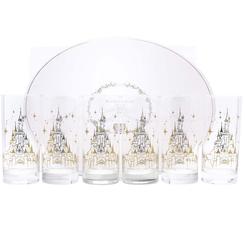 Precioso set de vasos del precioso Castillo de Disneyland París. Haz un brindis mágico con esta caja de 6 refinados vasos con el motivo en dorado del Castillo de la Bella Durmiente. 