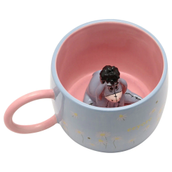 Taza 3D de Igor de Winnie the Pooh Disney en cerámica con capacidad de 400 ml y figura en relieve en el interior, decorada con flores y acabado en tonos rosa y claros.