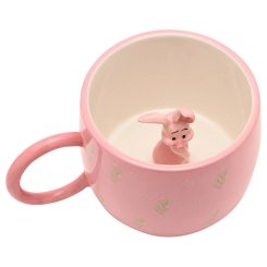 Taza de cerámica con capacidad de 400 ml que representa a Piglet de Winnie the Pooh en un diseño 3D interior. La taza rosa incluye detalles en relieve y un asa ergonómica para un uso cómodo.