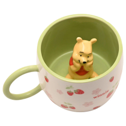 Taza 3D de Winnie the Pooh de Disney con capacidad de 400 ml y figura tridimensional en el interior. Fabricada en cerámica, combina diseño exterior con fresas y flores y un asa verde claro.