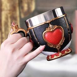 Disfruta de tu bebida favorita y levanta el dedo meñique con esta taza Pinkys Up Queen Cup. Inspirada en la reina del País de las Maravillas, la Reina de Corazones, 